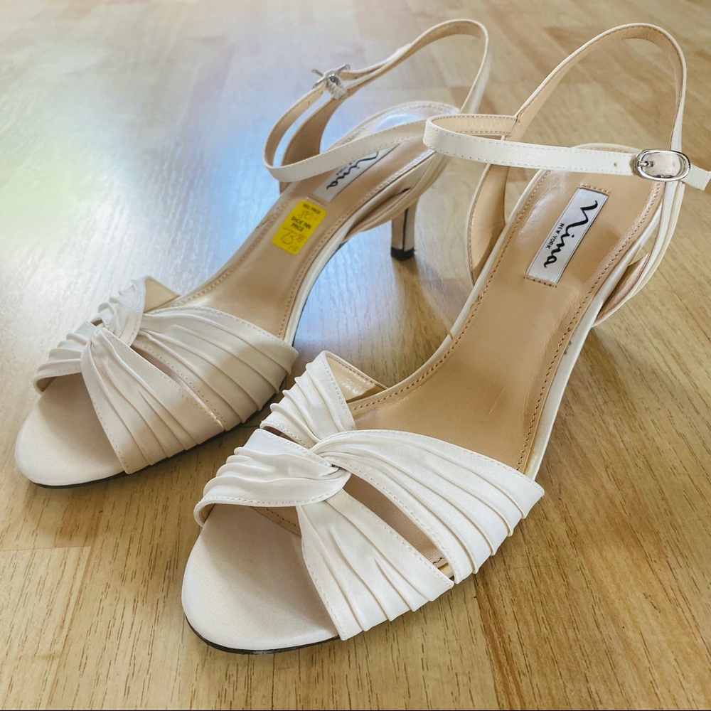 NWT Nina Ivory Twist Knot Heels